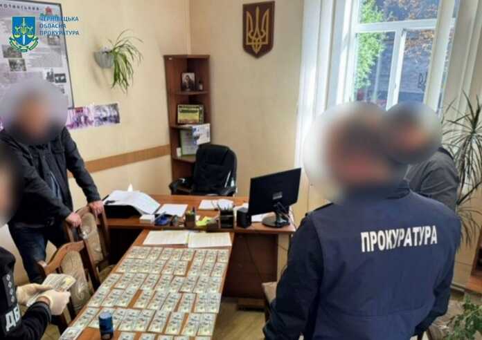 На хабарі у 65 тисяч доларів затримали посадовця нацпарку на Буковині