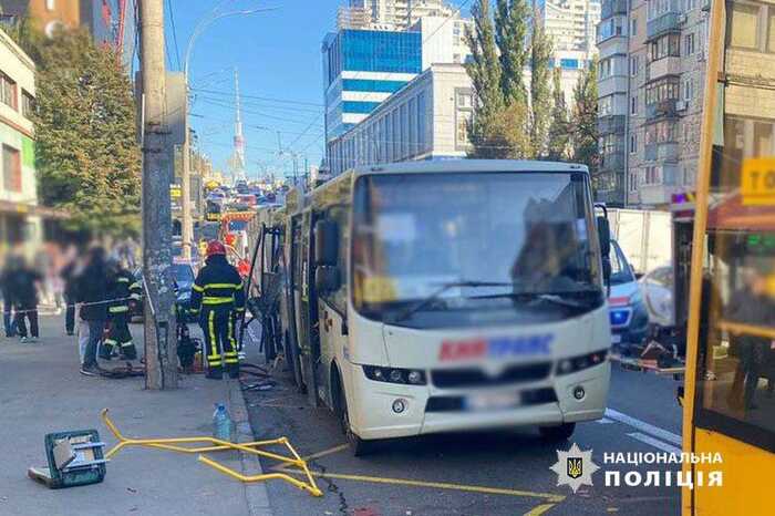 ДТП з маршруткою у Києві: загинула літня жінка, ще п’ятеро травмовані