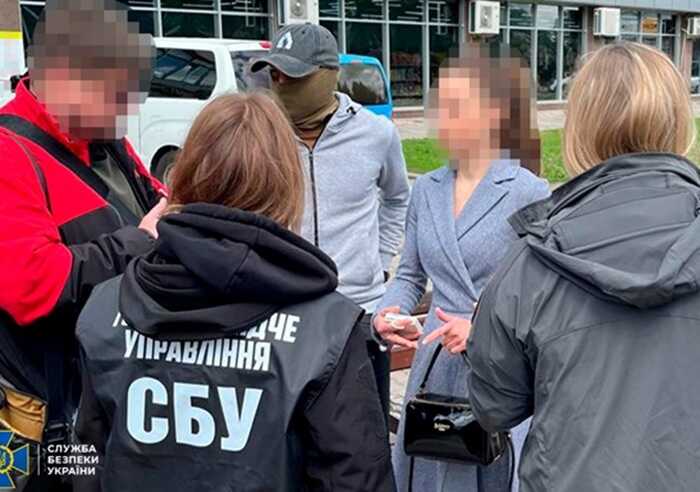 У Сумах затримали посадовицю університету за підозрою у вимаганні хабаря
