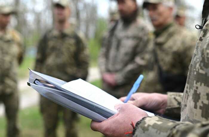 На Миколаївщині чоловік порізав собі руку в ТЦК: військкоми назвали це провокацією