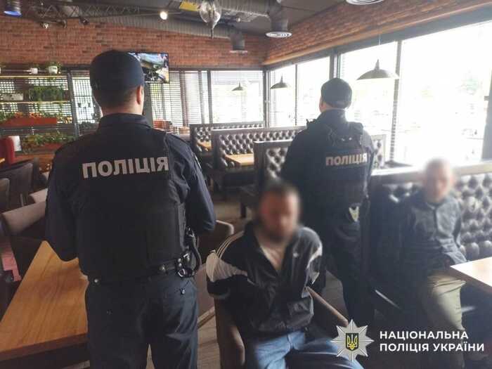 У Києві затримано двох чоловіків, які влаштували стрілянину під час їзди на авто