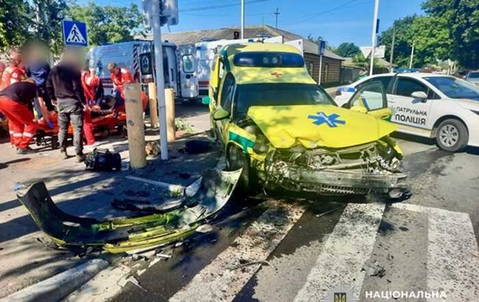 В Ізмаїлі швидка зіткнулася з легковиком, є жертви та поранені