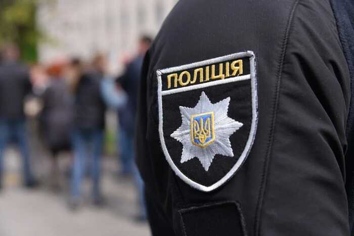 Столична поліція затримала наркозбувача з сотнями доз