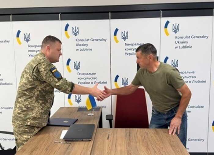 У Польщі четверта група добровольців підписала контракти із ЗСУ