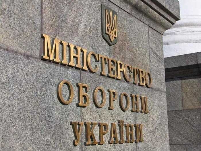 Мільйони одиниць зброї — у розпорядження ворога: трьом колишнім міністрам оборони оголошено підозру в держзраді