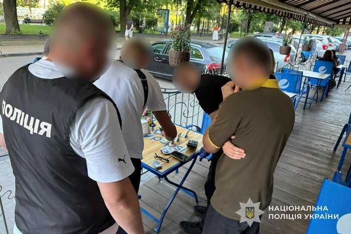 Очільник юрфірми погорів на хабарі у 600 доларів за зміну даних у ТЦК